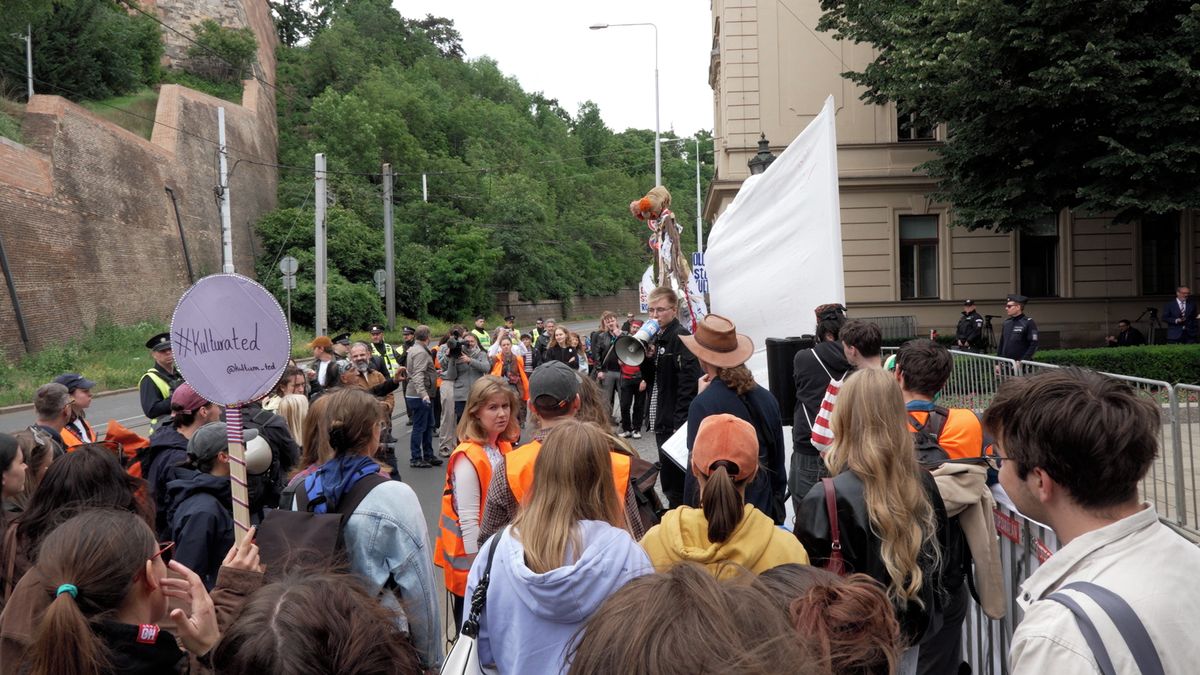 „Vládo, probuď se“. Před sídlem kabinetu protestovali studenti s budíky